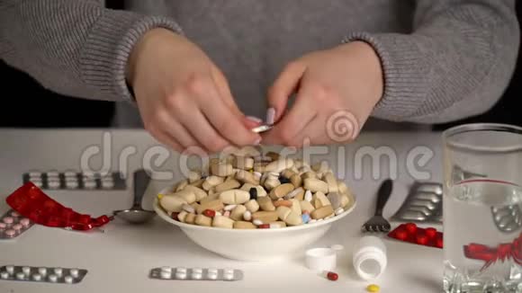 从碗里拿药片的女孩药品视频的预览图