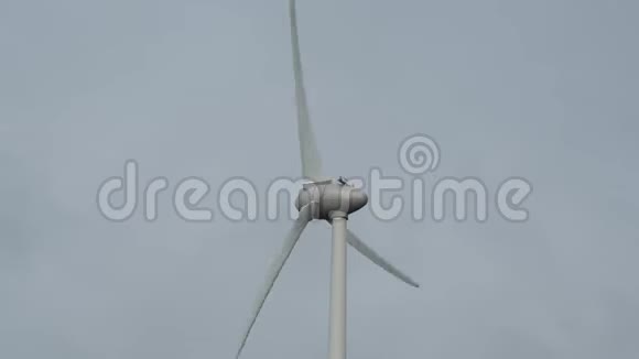 一组风力涡轮机可再生能源电动风车法国农村视频的预览图