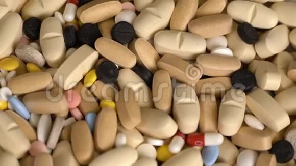 旋转服药片和药丸医学概念背景视频的预览图