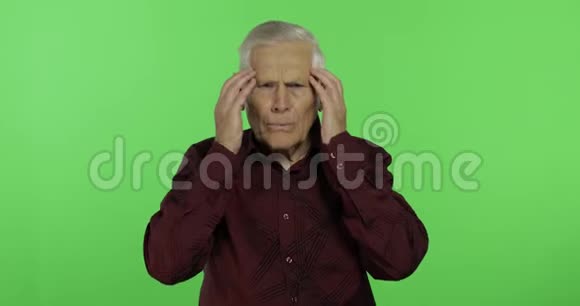 老人头痛疼痛困扰性感钥匙上英俊的老人视频的预览图