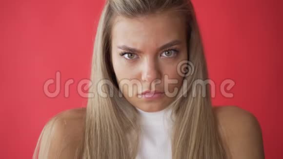 愤怒的女人脸上的表情怨恨关闭了不高兴的模特脸悲伤的女孩脸上的表情不幸的肖像视频的预览图