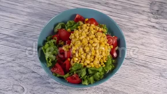 蔬菜沙拉与西红柿草药和玉米在一盘水蓝色视频的预览图