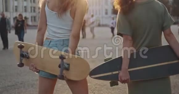 两个滑板女孩互相交谈视频的预览图