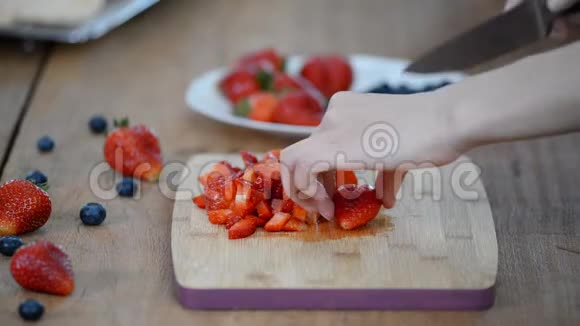 在厨房切草莓的女人视频的预览图