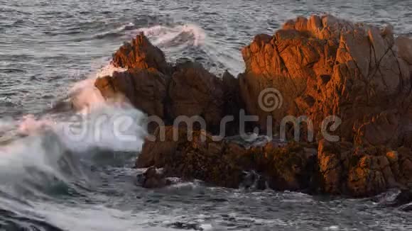 蒙特利冲浪岩石圈视频的预览图