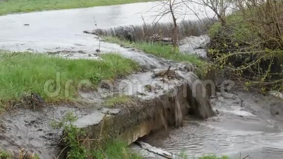 灾难村庄里的洪水肮脏的黑色河流沿着道路流动开车通过视频的预览图