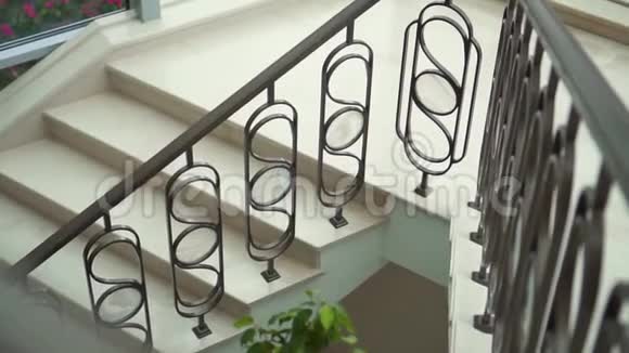 房间内的螺旋楼梯视频的预览图