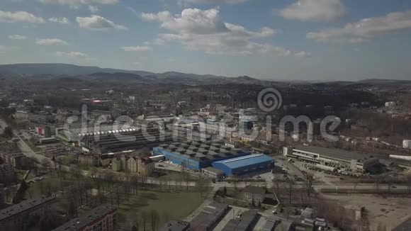 波兰戈利斯2019年3月9日喀尔巴阡山的工业区炼油厂和辅助建筑物的俯视图录像镜头视频的预览图