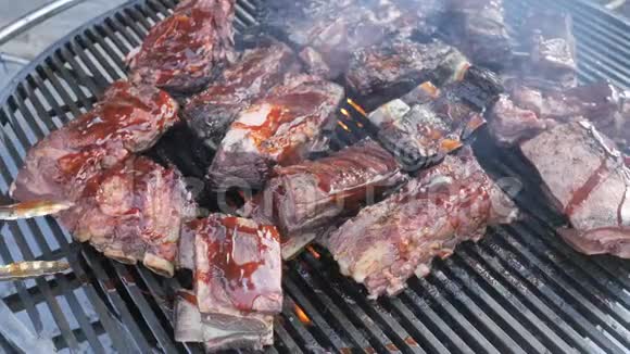 厨师用火火烧烤架上的肉美国烧烤炉炸鲜肉鸡肉烧烤猪肉排骨烤串视频的预览图