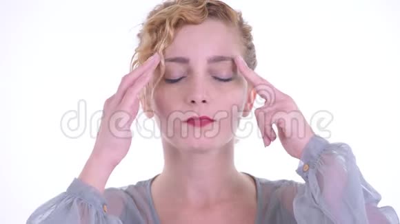 紧张的金发女人头痛的脸视频的预览图