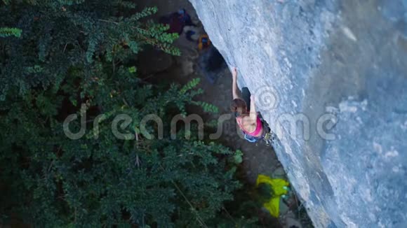 顶级女子攀岩运动员在艰难的运动路线上攀爬视频的预览图