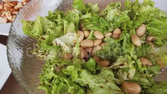 健康膳食无条件自制三文鱼沙拉绿串和棕豆低碳水化合物饮食健身和生活方式视频的预览图