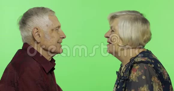 年长的男人拥抱一位年长的女人她摔倒在他的肩膀上铬键视频的预览图