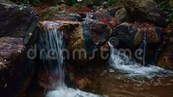 日本花园里的人造瀑布清澈的水滴和泡沫视频的预览图