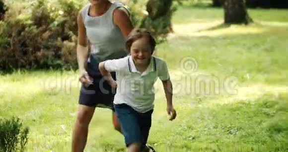 唐氏综合症男孩在公园里跑步视频的预览图