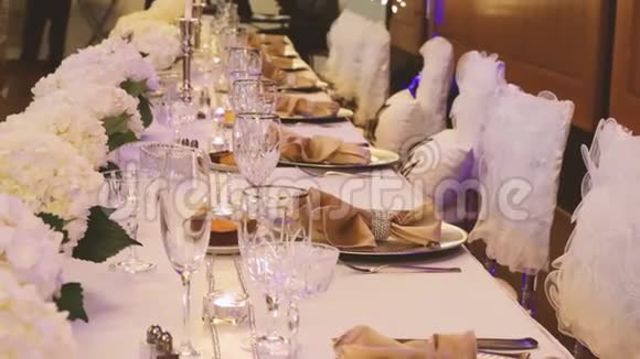 婚宴上的桌子结婚装饰品4K视频的预览图