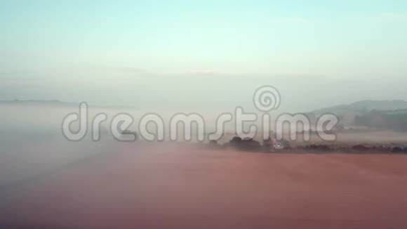 大雾中的乡间田野视频的预览图