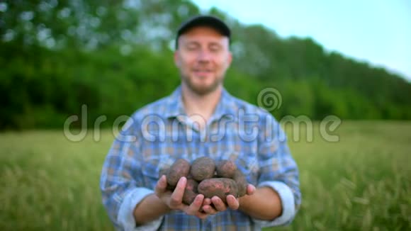 农民手捧马铃薯生物制品的肖像概念农民市场有机农业农场视频的预览图