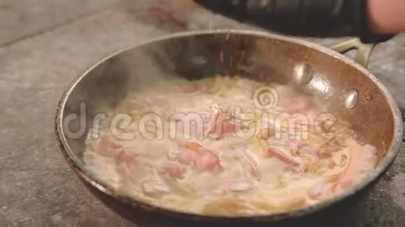 食品烹饪配料肉豆蔻奶油酱视频的预览图