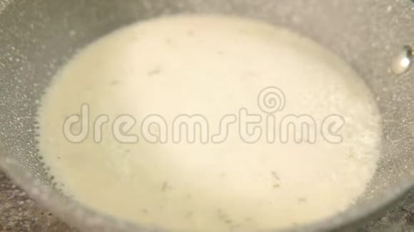 奶油酱煮锅菜烹饪食谱视频的预览图