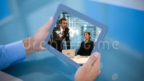 商人拿着平板电脑展示着忙碌的人的视频视频的预览图