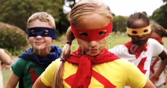 一群假装成超级英雄的孩子视频的预览图