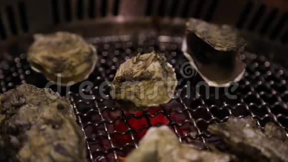 在一家中国餐馆的燃气烤架上烤出的亚洲烧烤生蚝视频的预览图