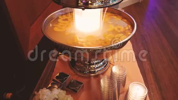 节日桌上的鸡尾酒传统的西班牙桑格里亚在大碗4k视频的预览图