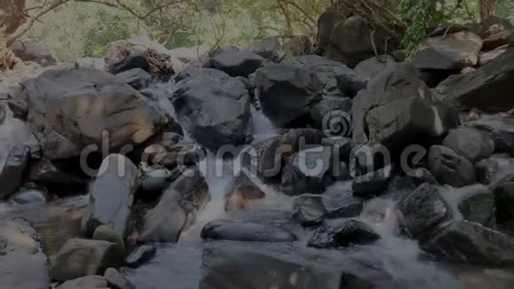 河水渠上岩瀑水渠天然石渠地面景观视频的预览图
