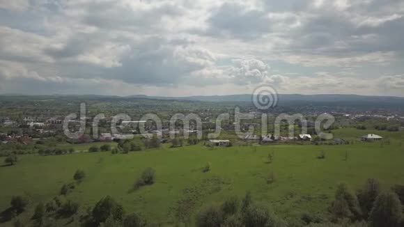 从鸟瞰全景中欧城镇或村庄位于青山之间气候温和飞行d视频的预览图