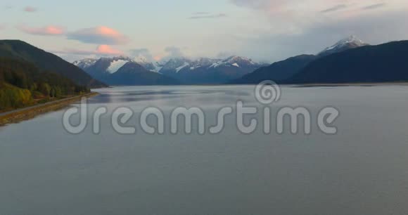 在平静的秋天傍晚阿拉斯加的日落视频的预览图