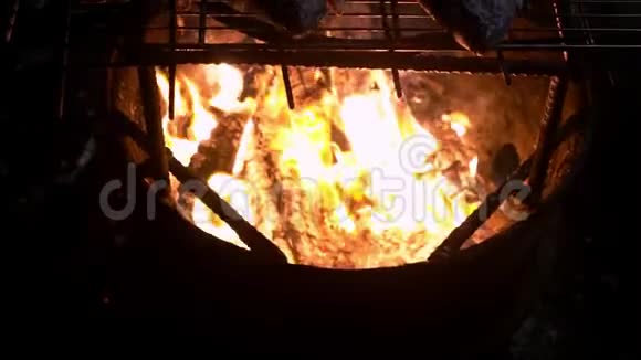 用盐泥和猪肉烤鱼烹饪烧烤鱼的慢动作视频的预览图