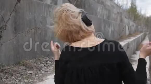 金发女人在大理石台阶上跳舞视频的预览图