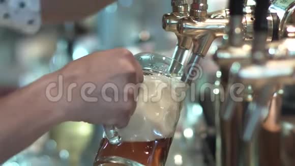 啤酒倒在杯子里用水龙头视频的预览图