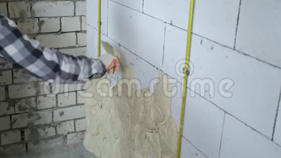 加气混凝土砌块墙体抹灰施工人员的特写视频的预览图