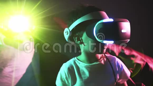 肖像播放儿童戴VR耳机背光视频的预览图