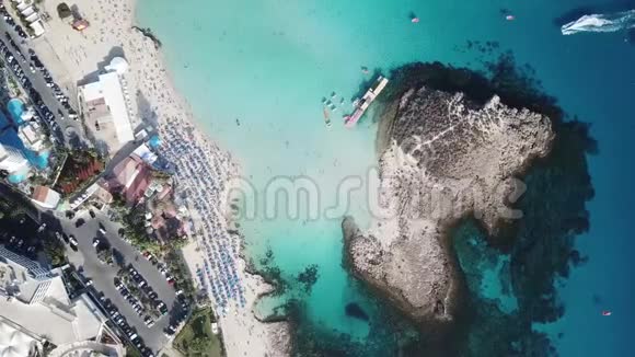 塞浦路斯阿伊亚纳帕尼西海滩的鸟瞰夏季完美的蓝海视频的预览图