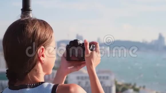 女性从咖啡馆的屋顶拍摄泰国芭堤雅美丽的全景视频的预览图