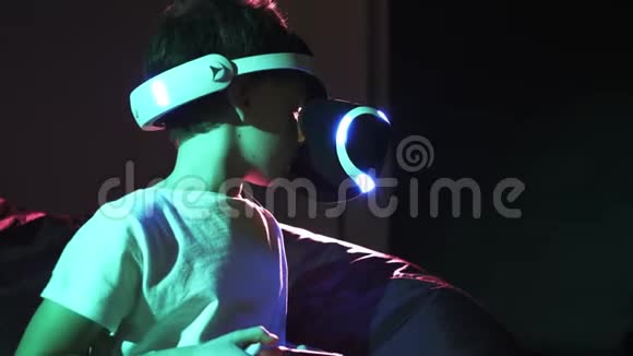 男孩穿着VR耳机播放视频彩色背光视频的预览图
