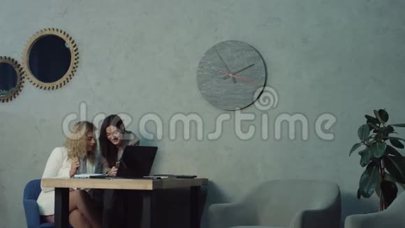 懒惰的女工在办公室里用电话逃避工作视频的预览图