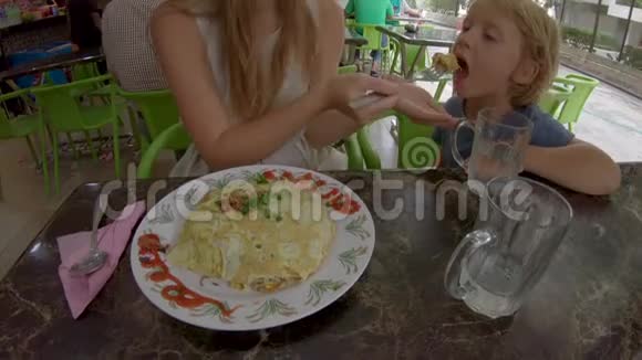 一家人吃马来西亚和印度尼西亚的传统食物用煎蛋包着的鼻屎前往马来西亚和视频的预览图