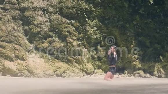来自热带雨林瀑布的水落下站在山湖里的旅游妇女快乐的女人视频的预览图