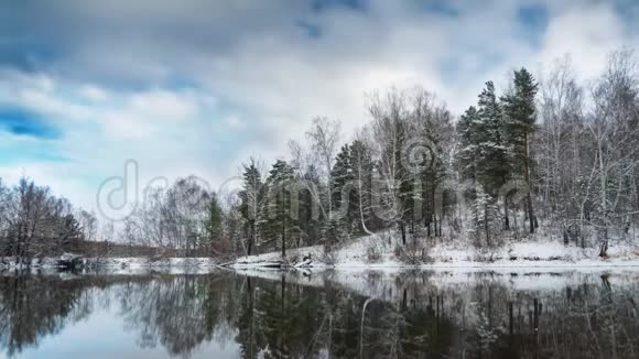 湖上冬林天上云霞水中倒影视频的预览图