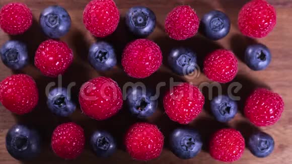 覆盆子和蓝莓浆果接近健康的营养停止运动视频的预览图