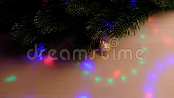 圣诞树树枝被不同颜色的光线突出新年和圣诞节的魔术视频节目视频的预览图