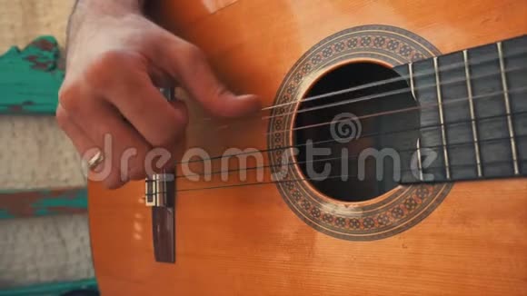 男手弹吉他和弦视频的预览图