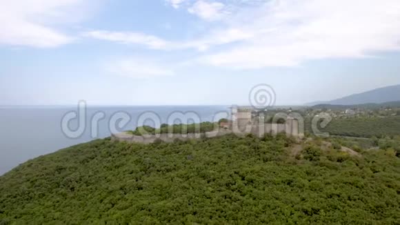 在希腊卡特里尼地区的一座小山上鸟瞰普拉塔莫纳斯城堡通过无人机横向移动视频的预览图