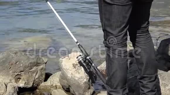 在岩石海岸上的钓鱼竿视频的预览图