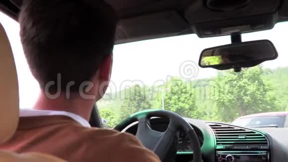 开车的年轻人视频的预览图