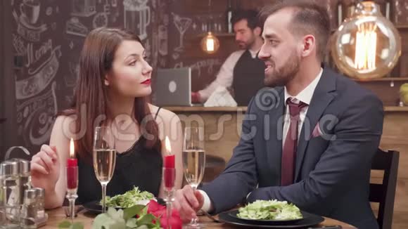 一对年轻夫妇在晚餐时享用一杯起泡葡萄酒视频的预览图